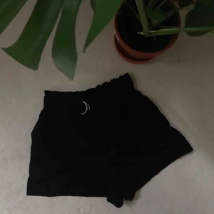  - Svarta shorts från Bershka i storlek L. Storleken är väldigt liten och passar mig bra som har S! Snyggt skärp till som man kan ta av och veckad i ryggen. Frakt tillkommer på 30kr.