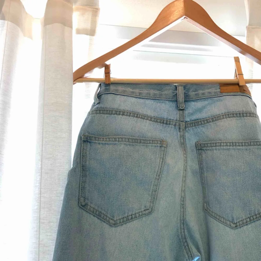 Säljer dessa bikbok-mom-jeans då det blivit för små. De är i mycket bra skick och det är bara att skicka ett sms om mått på längder och bredd om det önskas!. Jeans & Byxor.