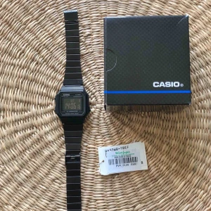  - En oanvänd Casioklocka. Köpt på El Corte Inglés. Inköpspris ~570kr. Hämtas i Svartbäcken, Uppsala eller så kan den fraktas! 