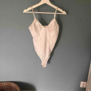  - Vit spetsbody från bik bok Obs! ser skitig ut på bilden men det är endast ljuset är du intresserad kan du få bättre bilder. 