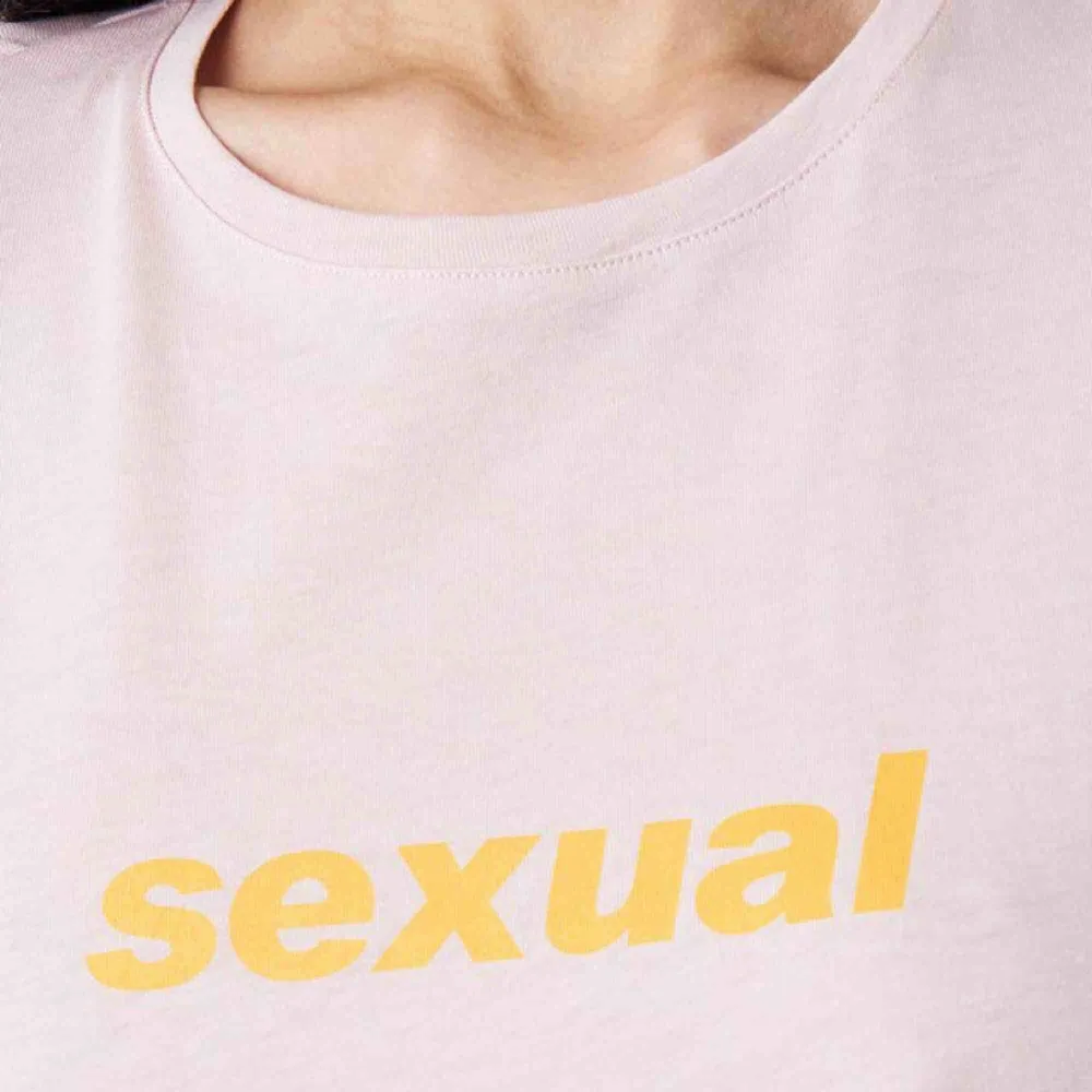 HELT NY t-shirt med texten ”sexual”. - NAKD - XS/S (passar även M men då blir det en tightare modell). T-shirts.