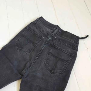  - Jeans från Tiger Of Sweden, kan tyvärr inte visa hur de sitter på då det var flera år sedan jag kom i dessa.   Öglan på högra sidan har lossnat men går lätt att sy igen eller klippa bort. 