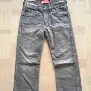 Levi’s 514 - levi’s jeans i skitnajs grå färg och raka hela vägen ner. Dessa är dock alldeles försmå för mig