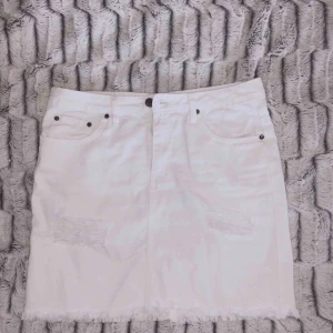  - Mini jeanskjol från Nelly i storlek S, använd ett fåtal gånger. Köparen står för frakt 