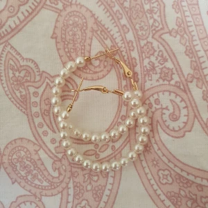  - Örhängen med pärlor. Oanvända. Frakt 9kr betalning via swish 