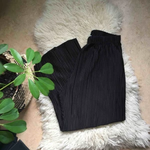  - Bekväma och luftiga byxor i svart! 