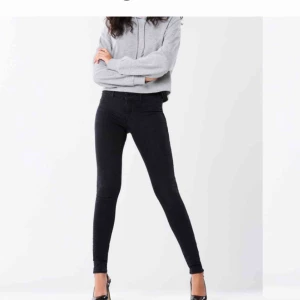  - Svarta jeans från Gina tricot i modellen Alex, storlek M. Bra skick då de inte kommit till mycket användning.