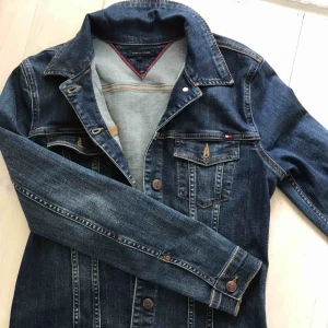  - Skön och snygg jeansjacka från Tommy Hilfiger. Bra kvalite! Knappt använd!🌞