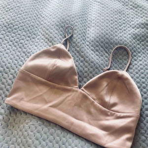  - Superfin rosa topp i silkesmaterial. Aldrig använd då den är för stor för mig. Perfekt att ha under kavaj. 