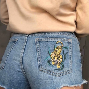  - Jättecoola jeansshorts, knappt använda. Tiger på ena fickan som en cool detalj. Ganska små i storleken. Köpare står för frakt 😊