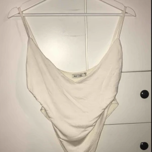  - Skit snygg hög body. Den ska vara krämvit så är ej missfärgad. Svår att få på bild då den är för liten för mig å även slutsåld på hemsidan  