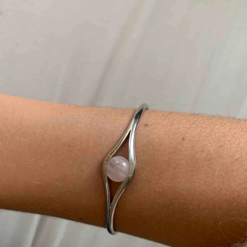 Superfint armband i silver! Fått i studentpresent, använder aldrig tyvärr :(. Accessoarer.