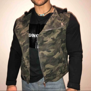  - Manier de voir bikerjacket i  Camo. 