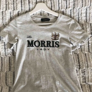 - T-shirt från Morris i storlek S, använd ett fåtal gånger. Bra skick 