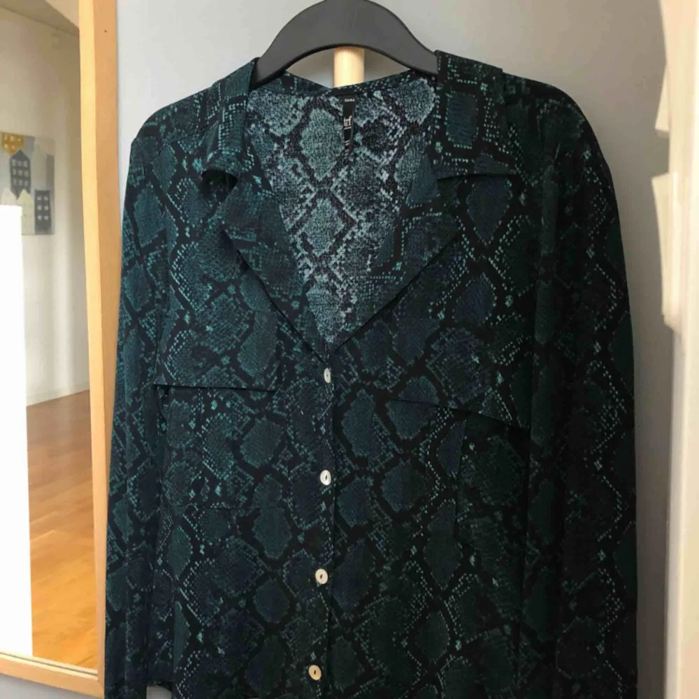 Mörkgrön blus/skjorta med snakeprint från Zara. Använd få ggr. Storlek XS/S💚💚. Skjortor.