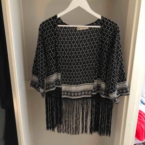  - Kimono med fransar från H&M. Använd men i fint skick. Skickas endast och frakt ingår. 