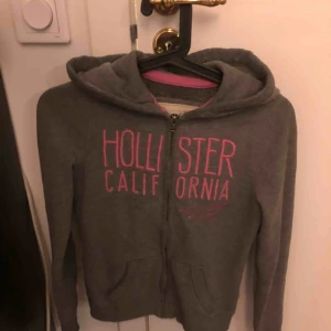  - En grå hoodie/munkjacka från hollister 