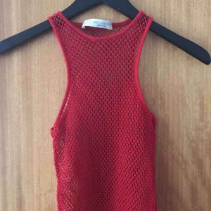 Linne - Röd nätlinne som kan kombineras till olika plagg o på olika sätt. Väldigt strechigt S-M