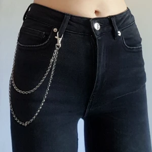  - Silvrig byxkedja. Fraktkostnad blir 18kr.