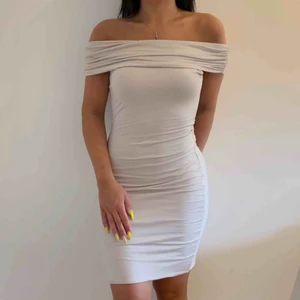 Nude klänning - Endast provad nude klänning från Missguided.