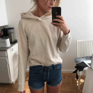  - Ljusbeige hoodie från H&M. Använd endast en gång.   Kan mötas upp i Stockholm eller så står köparen för frakt ☺️