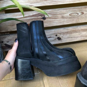  - Ett par riktigt snygga vintage kap från 90-tal. Svåra att hitta idag. Inköpspris ca 1500 kr. Säljer pga för små😭 Dessa är i vintage skick dvs de är använda men är välbevarade utan skador