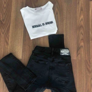  - T-shirt från Pull&Bear använd ett fåtal gånger, 5Okr med FRI FRAKT. Jeans från Crocker, storlek 24/32 Säljes pg.a att de är för små :-( 5Okr, köparen står för frakt. 