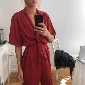  - Superfin jumpsuit från urban outfitters. Ankellängd på benen och knyts i midjan. Köpt för 90 €, aldrig använd, säljer för 400kr.  Köparen står för frakt, alternativt kan vi mötas upp i Stockholm ☺️