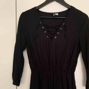  - Säljer min svarta sommarklänning, den är ifrån hm och i strl Xs, pris 75kr, kan frakta men du får betala frakten själv (63kr), annars möts jag upp i Stockholm, betalning sker via swish, hoppas det är något för dig!☺️