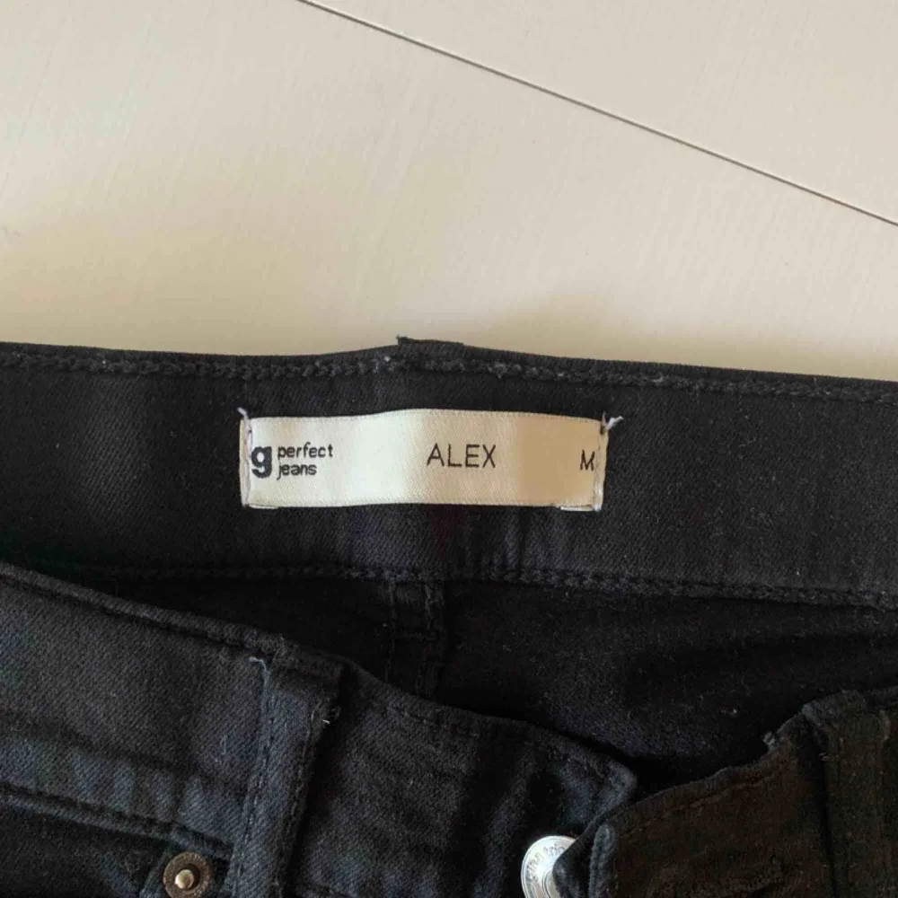 Säljer mina svarta tajta jeans från Gina tricot, strl M men känns mer som en xs/s, pris 80kr, kan frakta men du får betala frakten själv (63kr), annars möts jag upp i Stockholm, betalning sker via swish, hoppas det är något för dig!☺️. Jeans & Byxor.