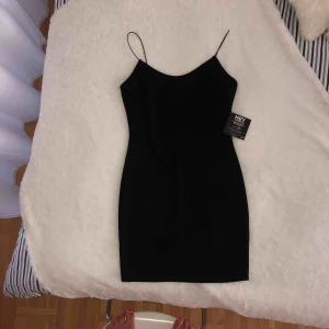  - Kort, tight ”den lilla svart” klänning sjukt snygg! Ej använd endast testad. Helt ny. 