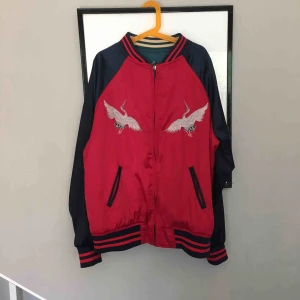  - Häftig bomber jacka från Zara. Använd ett fåtal gånger. Storlek medium. Kan användas ut och in också