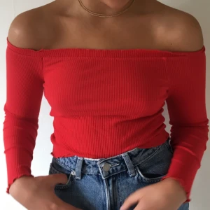  - Superfin röd offshoulder-tröja med krulliga kanter. Använd kanske två gånger 
