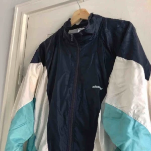 - En trackjacket från Adidas. Storlek medium, herrstorlek alt. large, damstorlek. Skick: 6.5/10. Levereras nytvättad. Finnes på Södermalm, Stockholm. Kan postas men då står Du för frakten, (59kr). Mvh Marija & Nugget