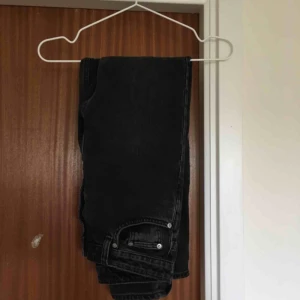  - svarta momjeans från weekday 
