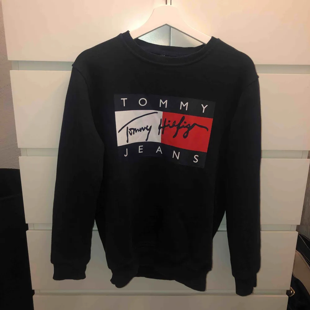 En Tommy hilfiger sweatshirt (FAKE) köpt i Grekland för ett par månader sen. En marinblå färg med tryck på. En snygg lite overzize tröja för en som har XS/S, passar även en med storlek M:). Tröjor & Koftor.