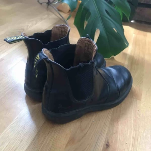  - Dr Martens Chelsea boots, svart läder. Slitna men fortfarande snygga!