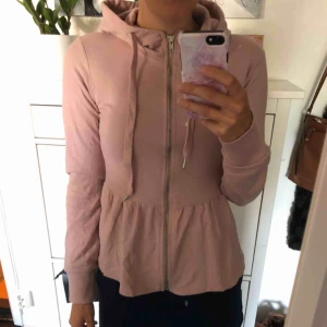  - Luvtröja som aldrig är använd.   Garderob rensning!  