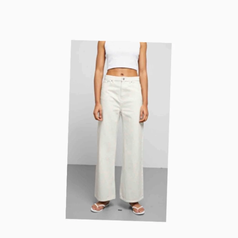 Hjälper min kompis att sälja hennes vita ace jeans från Weekday!! Använda 1-2 ggr därav priset. Extremt bra skick.👼🏽 Frakt ingår ej.. Jeans & Byxor.