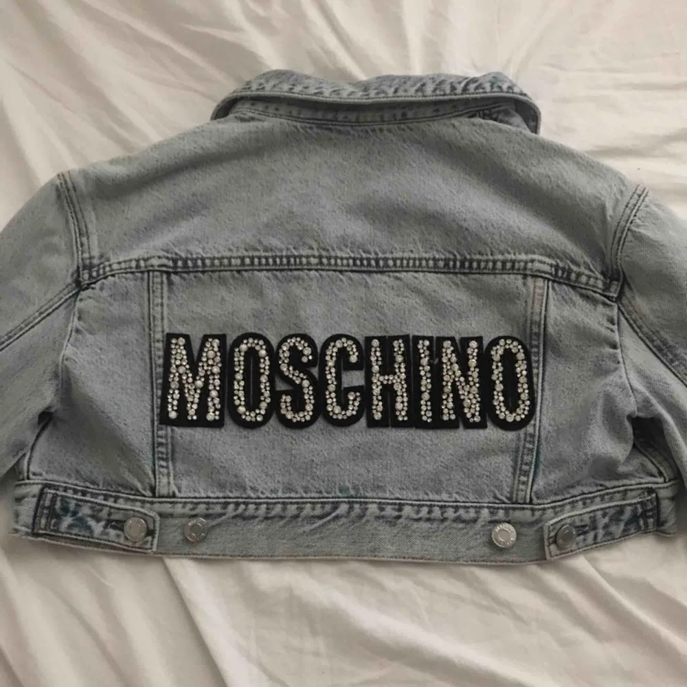 Äkta Moschino jeansjacka, oanvänd, nypris 2800kr  Pris kan diskuteras.  endast frakt (köparen står för frakt). Jackor.
