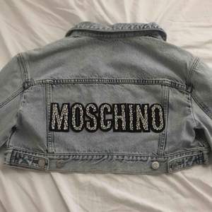 Äkta Moschino jeansjacka, oanvänd, nypris 2800kr  Pris kan diskuteras.  endast frakt (köparen står för frakt)