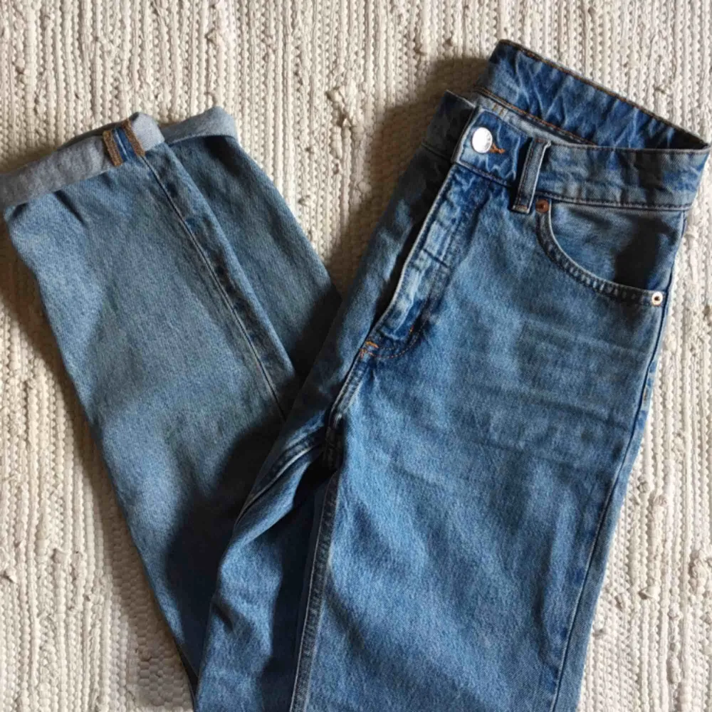 Mom jeans från Monki 🤩 Superfina men passar tyvärr inte mig längre 😭 Färgen återspeglas bäst på första bilden. Sparsamt använda så de är i mycket bra skick!. Jeans & Byxor.