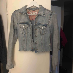  - Jättesnygg Jeansjacka, säljer pågrund av att den tyvärr blivit för liten