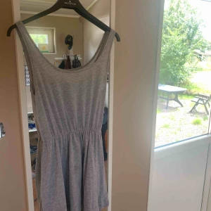 Klänning från bok bok - En lätt grå klänning ifrån bik bok, väl använd. Skönt material och inte så tight, storlek S.💕💞😊