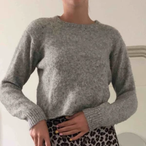  - En grå jättefin stickad tröja ifrån brandy Melville. Tröjan är i One size och jag är en S i stolek. Använd fåtal gånger och är i bra skick. Priset är 100kr och frakten ingår i priset💗