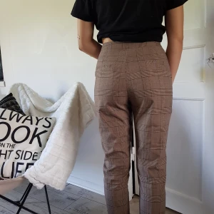  - Ett par trendiga kostymbyxor som är sparsamt använda  Nypris: 399:-  Köparen står för frakten Kan mötas upp i Karlstad 