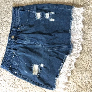  - Jeanskjol från Boohoo med spetsdetalj 🦍