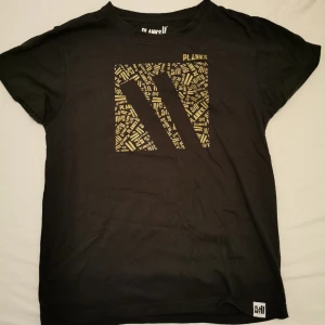  - Tshirt från skidmärket Planks. Köpt i Val disere och knappt använd. Superskönt material och cool! 