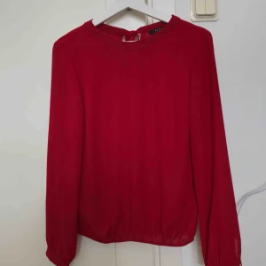  - Mörkröd blus i storlek 36. Använd en gång