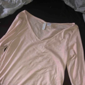  - Rkt skön tröja från HM som inte går att köpa längre. Köp för 150kr säljes för 70+30kr frakt💘